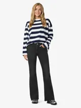 Jean flare de tiro alto confeccionado en denim de algodón con leve elasticidad. Presenta un corte acampanado, cierre delantero con botón y bolsillos clásicos.