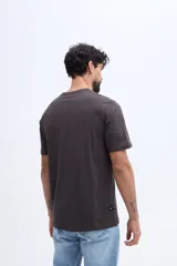 Remera de algodón color beige con fit regular, cuello redondo, mangas cortas y estampa circular en el pecho.