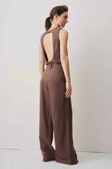 Chaleco cropped color chocolate con escote en V y diseño de cierre cruzado asimétrico con botones.