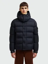 Campera puffer azul marino de plumas con capucha desmontable, cierre frontal con botones a presión y bolsillos laterales con solapa. Marca Moncler, modelo Vezere.