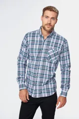 Camisa de viyela tipo leñadora con diseño a cuadros en tonos borgoña, blanco y gris. Manga larga con bolsillo en el pecho y botones en el cuello.