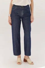 Jean mom fit de denim azul oscuro con lurex plateado.