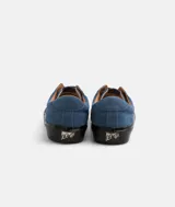 Championes de skate Butter Goods VM001 Suede Lo, color azul con suela negra y detalles en marrón. Confeccionados en gamuza con cordones planos y plantilla acolchada.