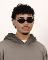 Lentes de sol negros con marco ovalado y lentes oscuros, con protección UV400 y polarizados.