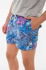 Short de baño azul con estampado de flamencos.