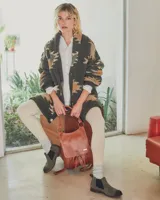 Botín Chelsea de cuero color beige con elástico lateral negro, puntera redondeada y suela plana.