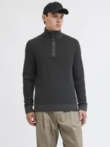 Sweater de punto en color gris oscuro, con cuello alto y medio cierre frontal con botones. Presenta mangas largas con puños acanalados y un diseño de textura en relieve.