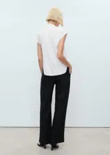 Camisa sin mangas de lyocell, color blanco, con cuello camisero y cierre frontal de botones.