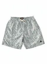 Short de baño largo con estampado de hojas en tonos grises, cintura elástica con cordón ajustable, dos bolsillos laterales y uno trasero.