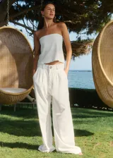 Top strapless color crudo, confeccionado en lino y rayón, con espalda semi descubierta y elásticos en el escote de la espalda.