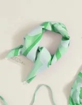 Conjunto de bikini verde con estampado de mariposas y pañuelo a juego.