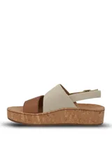 Sandalias de plataforma con suela de corcho y capellada combinada de cuero marrón y tira de tela beige en el empeine. Cuenta con tira trasera ajustable con hebilla metálica y detalles en cuero marrón.