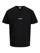 Remera negra de manga corta con cuello redondo y calce relajado, confeccionada en jersey de algodón orgánico. Presenta un pequeño estampado tipográfico en el centro del pecho con el texto 'JJ Studios'.