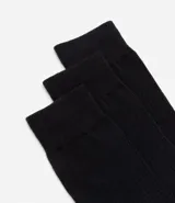 Kit de tres pares de medias masculinas de caña larga, confeccionadas en tejido de algodón con textura acanalada.