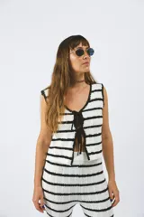 Chaleco tejido a rayas horizontales blancas y negras, con lazos delanteros.