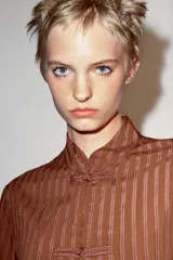 Camisa de viscosa de la colección ZW de Zara, con diseño de rayas verticales, cuello mao y cierre frontal con alamares. Tiene mangas largas y bolsillos frontales de parche.