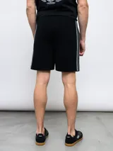 Bermuda deportiva celeste de piqué con cordón ajustable en la cintura, bolsillos laterales y logo Umbro estampado en blanco en la pierna izquierda.