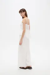 Top blanco de viscosa con tirantes anchos, escote cuadrado y diseño al cuerpo con detalles de pliegues frontales.