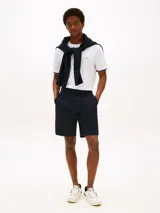 Remera blanca de manga corta Tommy Hilfiger, con cuello redondo y ribete azul en los puños. Presenta un pequeño logo bordado en el pecho.