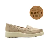 Mocasines casuales de mujer color beige, con capellada perforada y suela chunky de goma al tono.