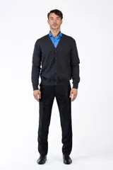 Cardigan azul marino de corte clásico, tejido con 95% algodón y 5% cashmere, con botones frontales y acabados finos en puños y cintura.