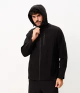 Campera deportiva Get Over de hombre, color bordó, con capucha ajustable, cierre frontal y bolsillos con cremallera. Confeccionada en tejido técnico resistente al agua.