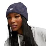 Gorro tipo beanie de punto acanalado en color azul oscuro, con vuelta en el borde y parche rectangular con el logo de Puma en el frente.