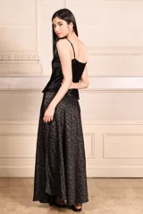 Falda larga de razo con estampado animal print y elástico en la cintura.