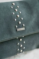 Cartera bandolera negra con tachas plateadas, confeccionada en gamuza vegana.