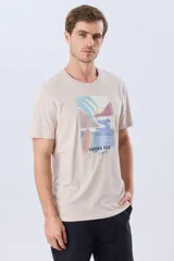 Remera gris de manga corta con cuello redondo y estampa frontal de paisaje costero con tablas de surf y la leyenda "Having Fun".