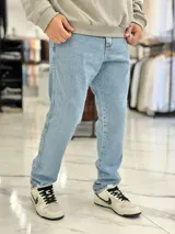 Pantalón de jean gris con lavado ácido, corte holgado de estilo oversize y diseño recto.