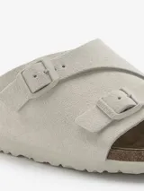 Sandalias Birkenstock Zurich color blanco hueso, con dos correas ajustables con hebilla y plantilla anatómica de corcho y látex.