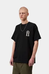 Remera Carhartt WIP de manga corta en color negro, de corte holgado, con cuello redondo y pequeño estampado gráfico de una cerradura con la inscripción de la marca en el pecho.