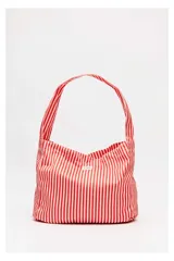 Cartera tipo shopper con diseño a rayas verticales rojas y blancas, con una sola asa integrada y etiqueta pequeña con logo en el frente.