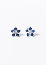 Par de aros de plata 925 con forma de flor, con cinco pétalos de zirconias azules y centro de zirconias blancas. Cierre a presión.