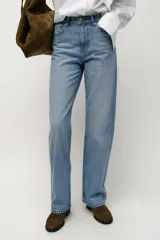Jeans de tiro alto con diseño de cinco bolsillos, pernera recta y corte largo. Presenta cierre frontal con cremallera y botón metálico.
