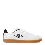 Championes Umbro de estilo clásico inspirados en el fútbol de salón, con capellada sintética negra y refuerzos de gamuza en la puntera. Presentan el logo de la marca en el lateral y suela de goma color caramelo tipo indoor.