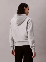 Buzo con capucha Calvin Klein Archive gris melange, confeccionado en mezcla de algodón y poliéster, con cordones de ajuste, puños y dobladillo de punto canalé, y sutil logo bordado en el pecho.