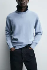 Jersey de punto de cashmere con corte regular, cuello redondo y manga larga. Presenta acabados en rib en cuello, puños y ruedo.