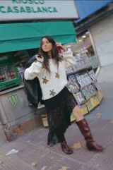 Sweater tejido a mano en lana merino color crudo, con cuello redondo y diseño de abejas bordadas en el frente.