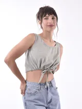 Top corto color verde claro, sin mangas y con lazo ajustable en la cintura.