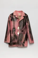 Blazer de cuero color rosa con manchas negras, intervenido con arte abstracto.