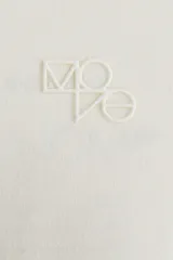 Campera deportiva de corte ajustado confeccionada en tejido funcional SoftMove y DryMove. Presenta capucha, cierre frontal con protección para el mentón, bolsillos laterales con cierre y mangas extralargas con abertura para el pulgar.