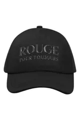 Gorra tipo baseball de color negro con visera curva y bordado frontal en relieve con la palabra ROUGE.