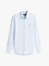 Camisa celestes de manga larga de Tommy Hilfiger, confeccionada en popelina de algodón con elastano. Presenta corte slim, cuello camisero clásico, cierre frontal con botones y el logo bordado en el pecho.