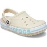 Zuecos Crocs modelo Bayaband color azul marino, con banda blanca y línea roja en la suela que incluye el logo de la marca en letras rojas.