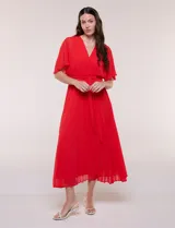 Vestido midi Sandra Darren de gasa plisada color rojo, con escote en V cruzado, mangas cortas fluidas y lazo ajustable en la cintura.