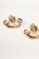 Aros colgantes dorados con forma de abanico con textura acanalada.