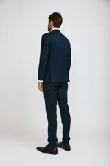 Traje de tres piezas compuesto por saco, chaleco y pantalón de corte slim fit en color azul oscuro. El saco presenta solapas clásicas y cierre de dos botones, el chaleco cuenta con cierre frontal de botones y el pantalón es de corte recto y entallado.