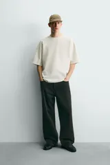 Camiseta boxy fit de algodón color verde militar, con cuello redondo y manga corta.